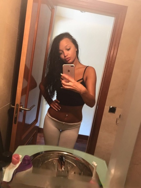 Azi̇z Mahmut Hüdayi̇ Genç ve Dinamik Üniversiteli Escort Bayan Elena